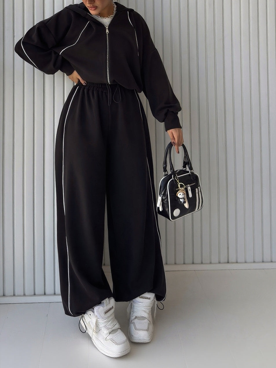 Jacka med dragkedja i kontrasterande ränder och set med träningsbyxor