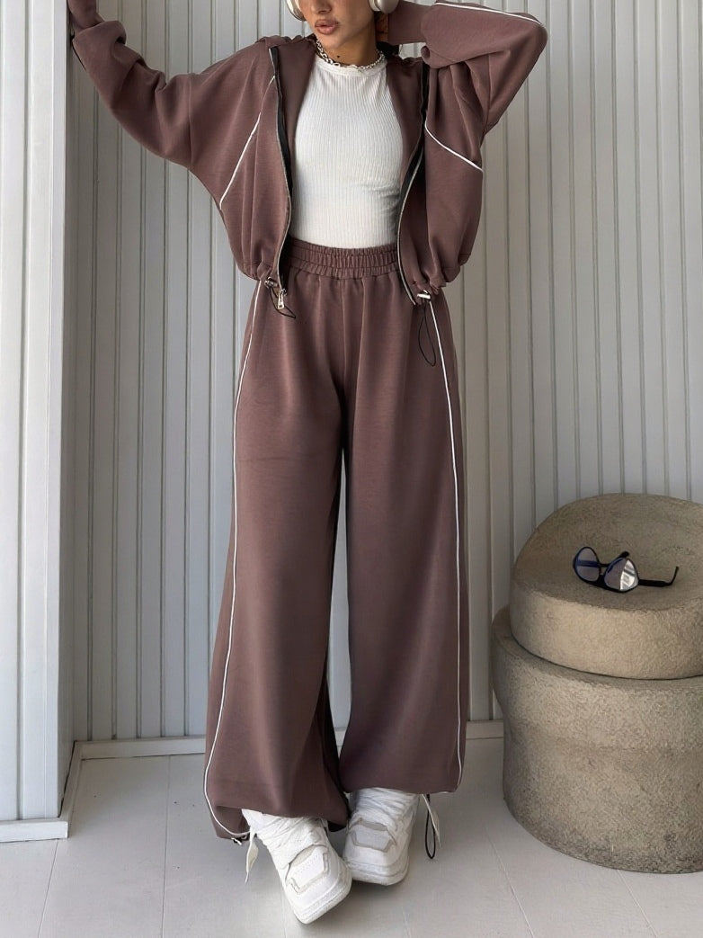 Jacka med dragkedja i kontrasterande ränder och set med träningsbyxor