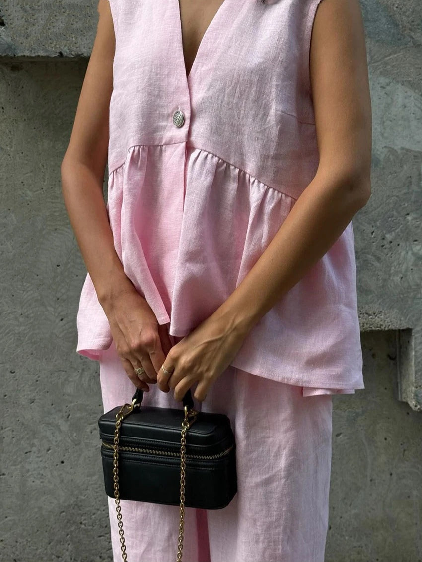 Kostym i bomull och linne, med V-ringning och volanger, bestående av två delar