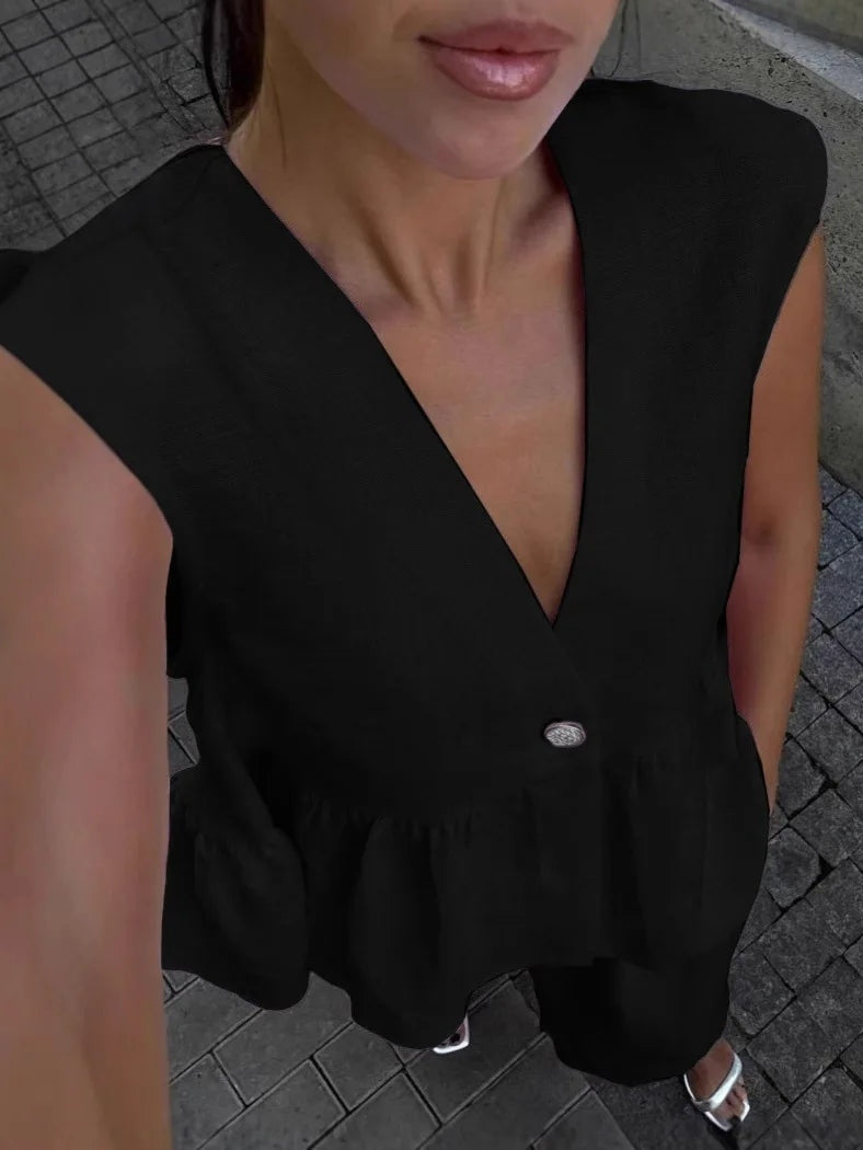 Kostym i bomull och linne, med V-ringning och volanger, bestående av två delar