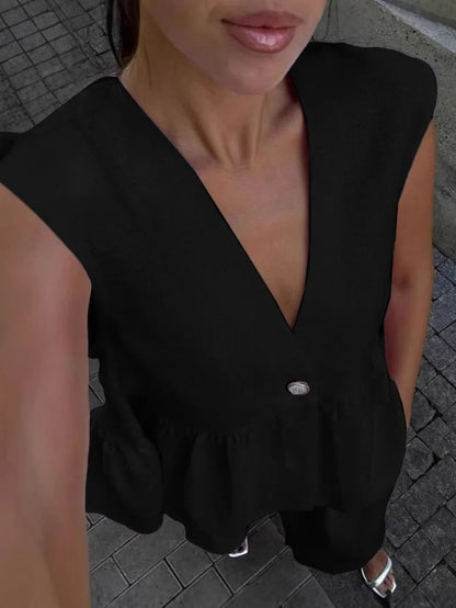 Kostym i bomull och linne, med V-ringning och volanger, bestående av två delar