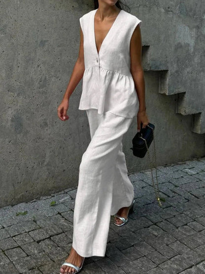 Kostym i bomull och linne, med V-ringning och volanger, bestående av två delar