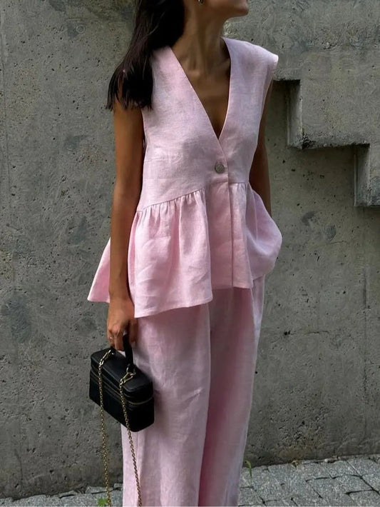 Kostym i bomull och linne, med V-ringning och volanger, bestående av två delar