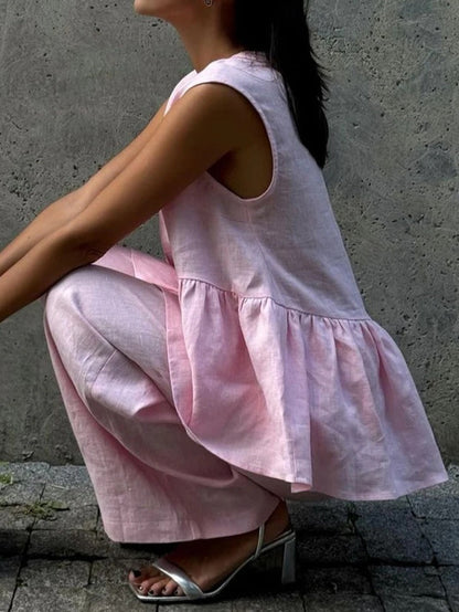 Kostym i bomull och linne, med V-ringning och volanger, bestående av två delar