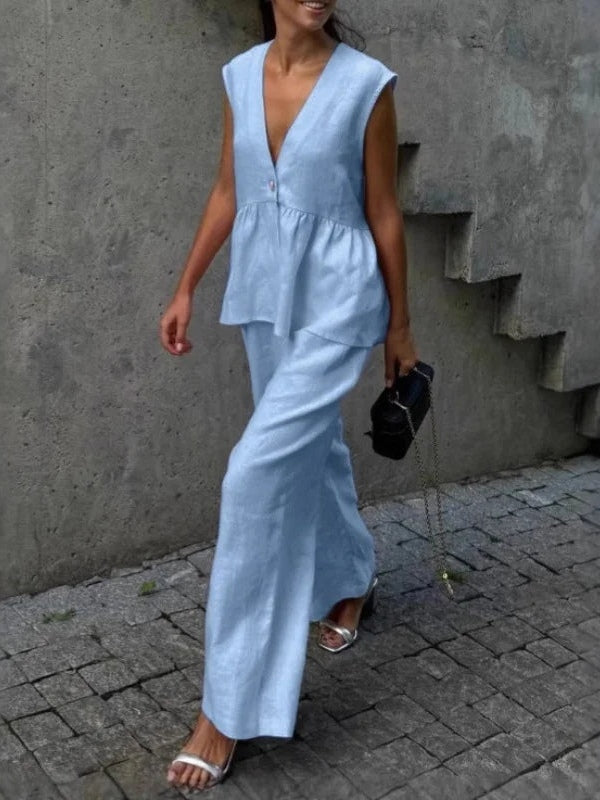 Kostym i bomull och linne, med V-ringning och volanger, bestående av två delar