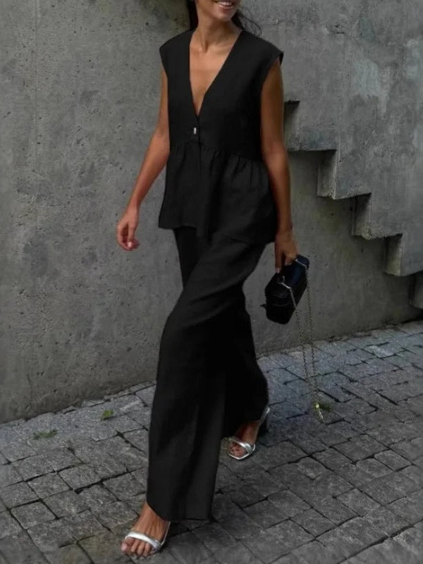 Kostym i bomull och linne, med V-ringning och volanger, bestående av två delar