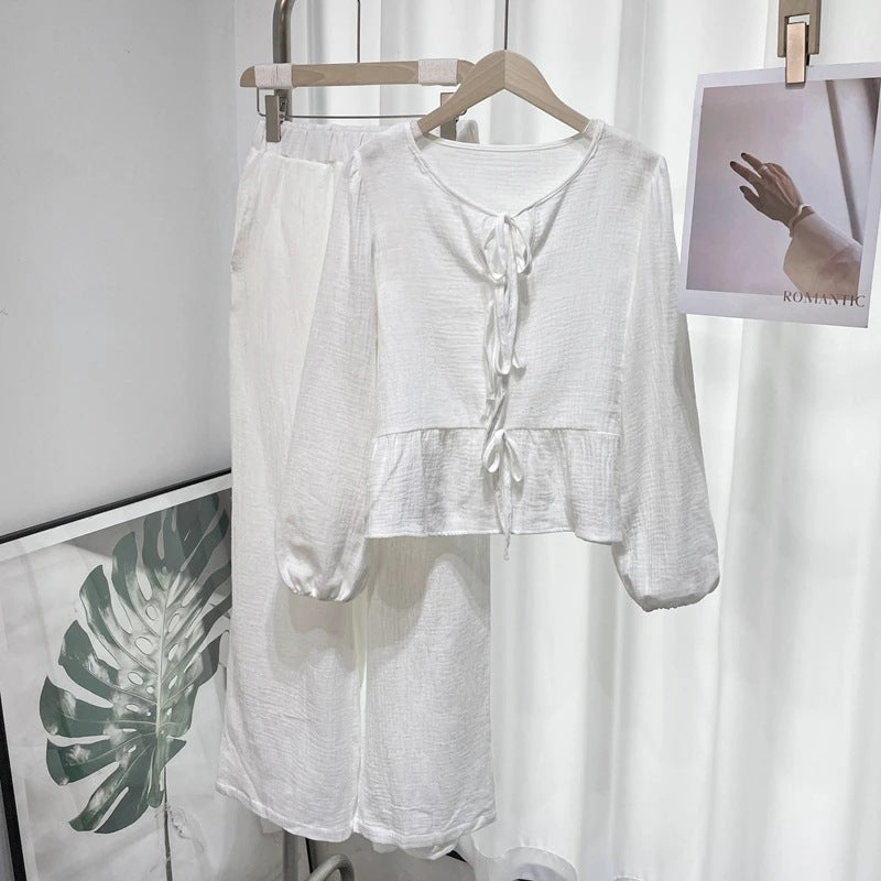 Set med två delar, topp och byxor i en solid färg, med snörning