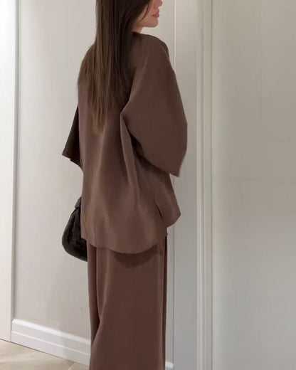 Set med två delar: casual topp med V-ringning och byxor