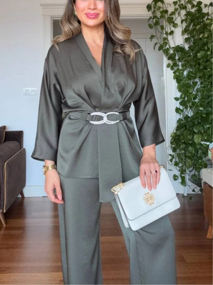 Satinset med utsvängda byxor och V-ringning