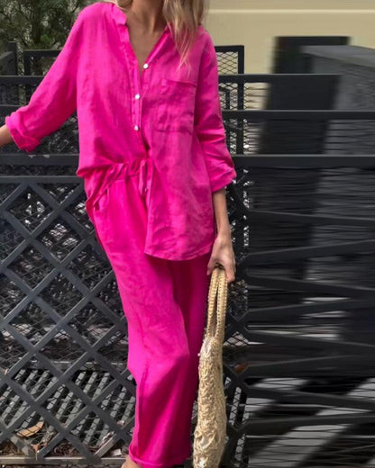 Set i två delar i bomull och linne, med skjorta och byxor, i en solid färg, med V-ringning