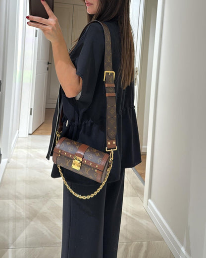 Set med topp och byxor med elastiska detaljer för midjan