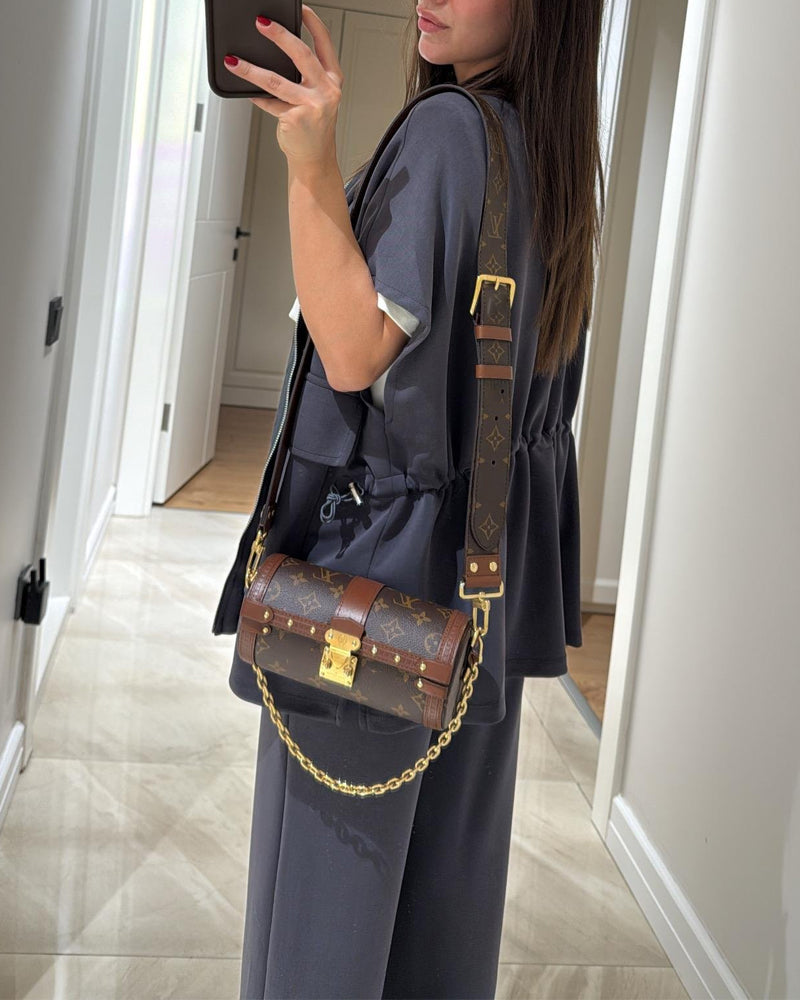 Set med topp och byxor med elastiska detaljer för midjan