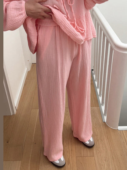 Set med två delar, topp och byxor i en solid färg, med snörning