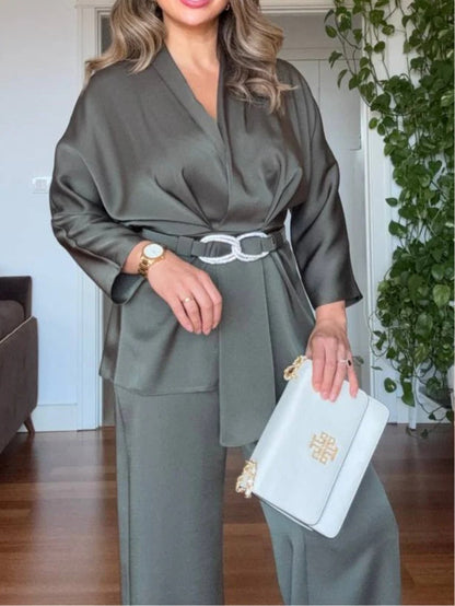 Satinset med utsvängda byxor och V-ringning