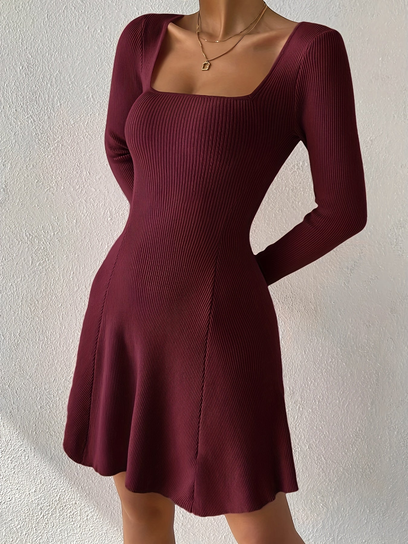 Nova | Rochie cu decolteu pătrat și fustă evazată