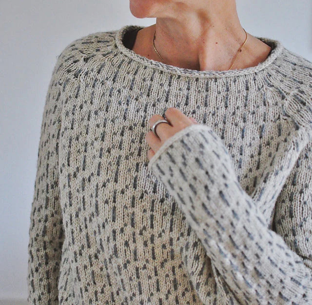 Victoria | Pulover gri elegant cu decolteu tip U