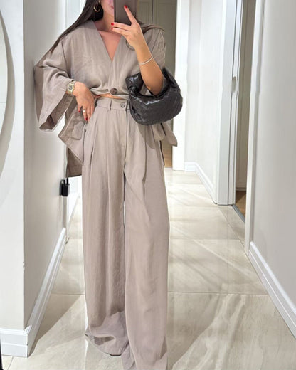 Set med två delar: casual topp med V-ringning och byxor