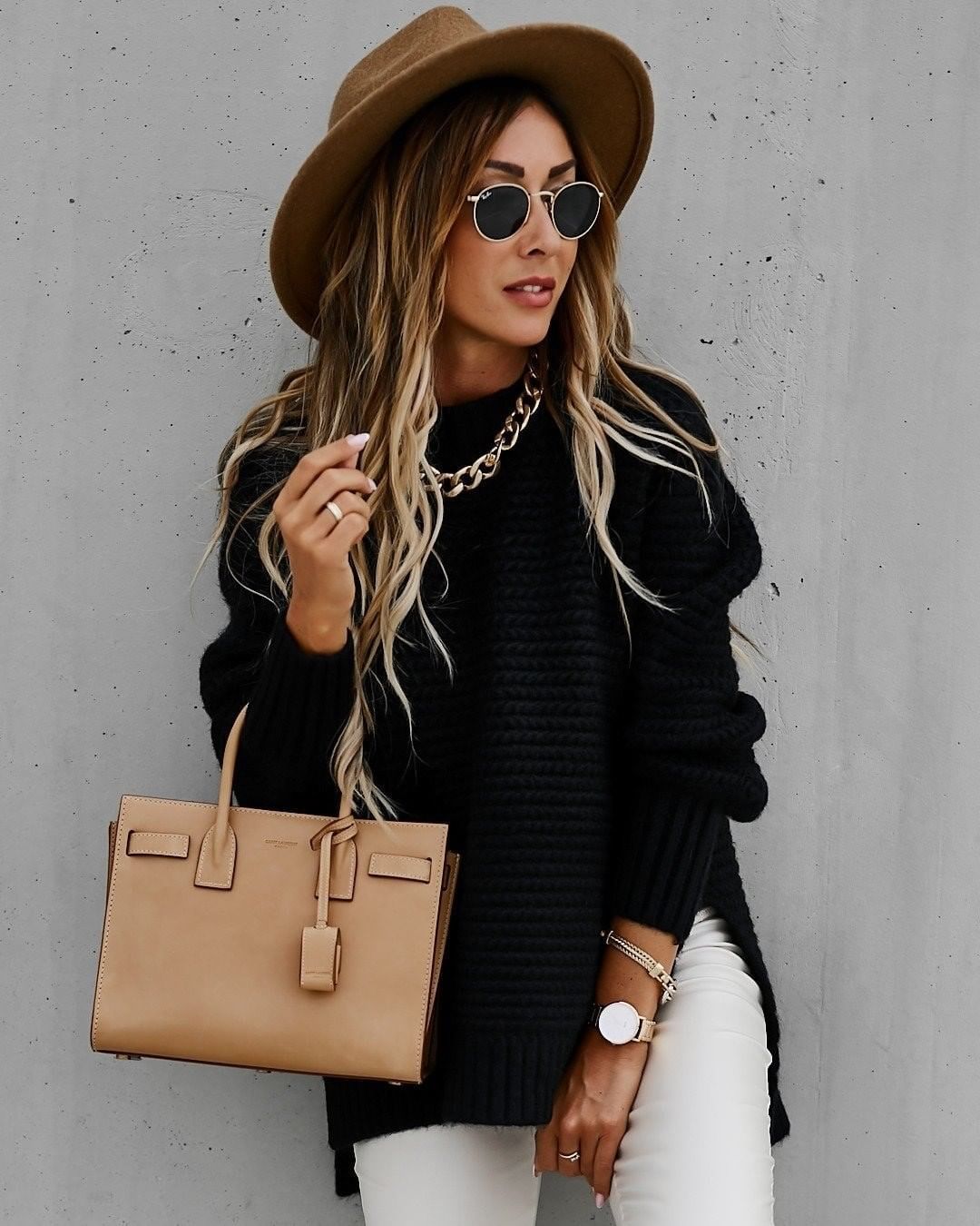 Stickad tröja med sidoklyfta