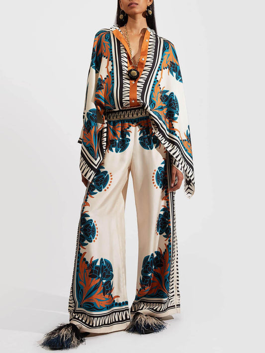 Set med skjorta och byxor i fint satin med blommönster och batwingärmar