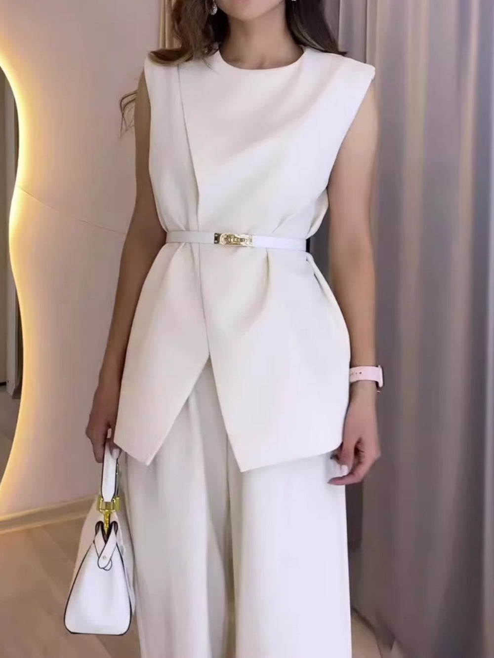 Top fără mâneci cu guler rotund și costumul cu pantaloni largi
