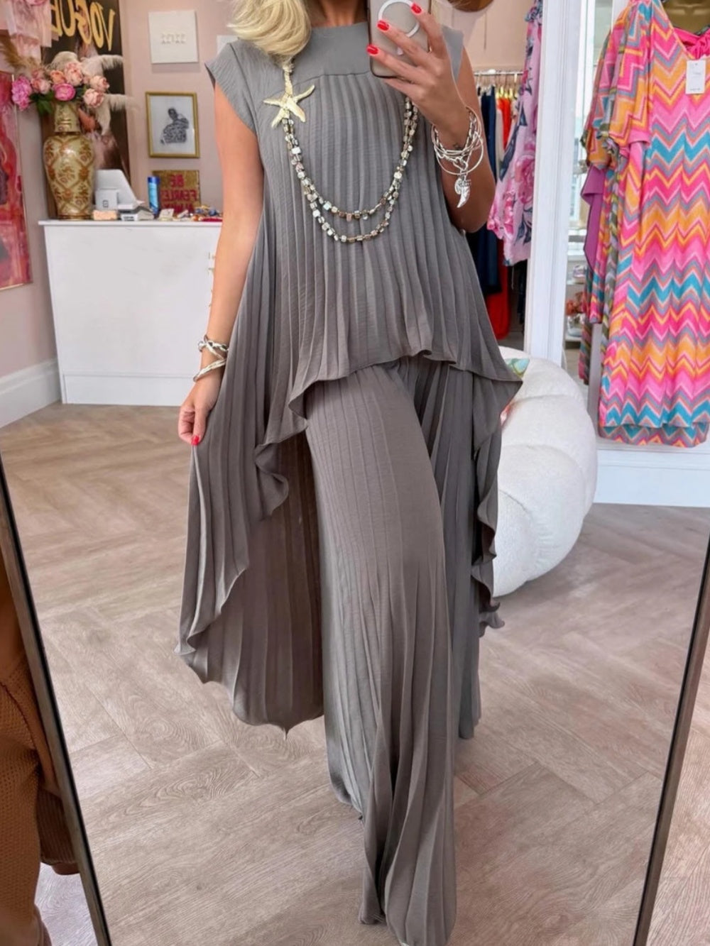 T-shirt med rund hals Klassiskt byxor med veck Tvådelad kostym