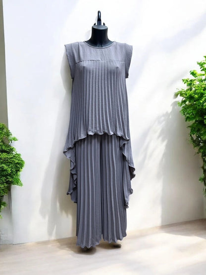 T-shirt med rund hals Klassiskt byxor med veck Tvådelad kostym