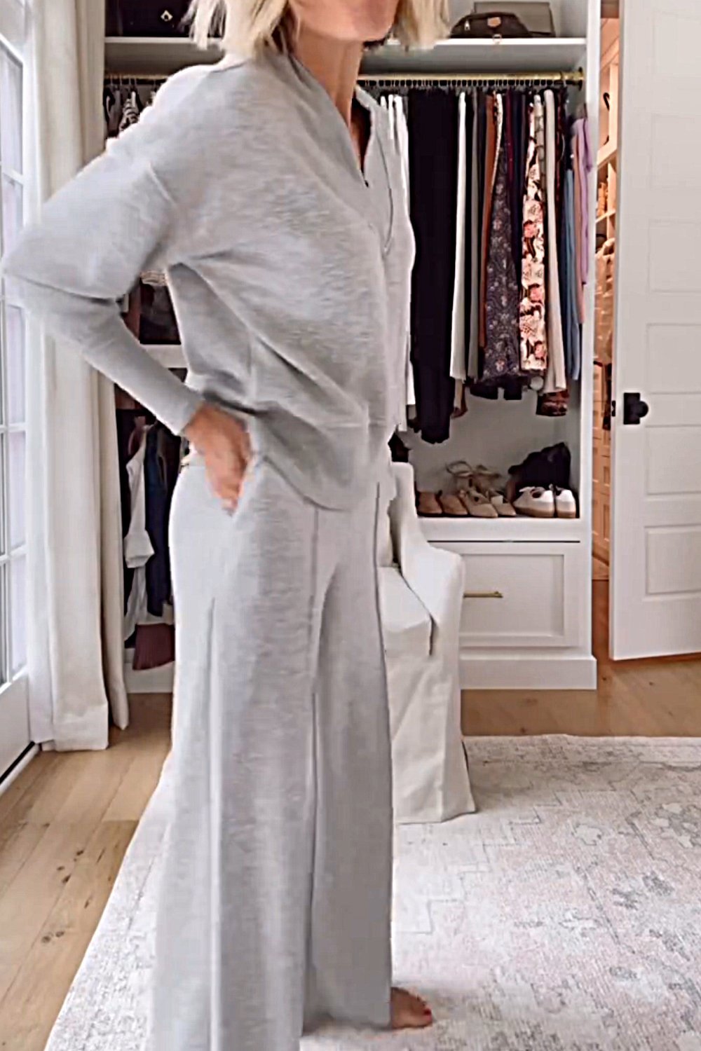 Set med topp och byxor med V-hals i enfärgad färg