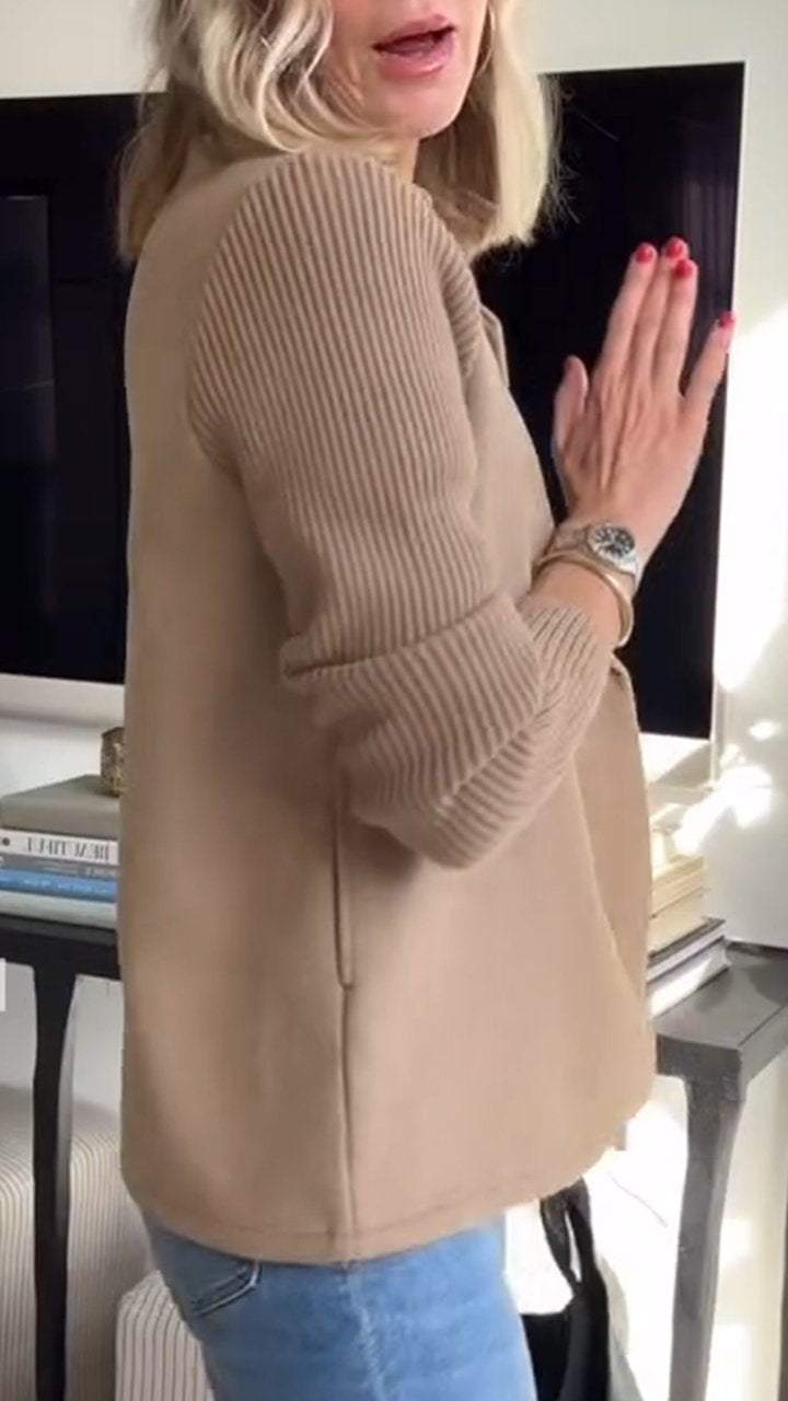 Casual jacka med stickade ärmar och knäppning i kragen