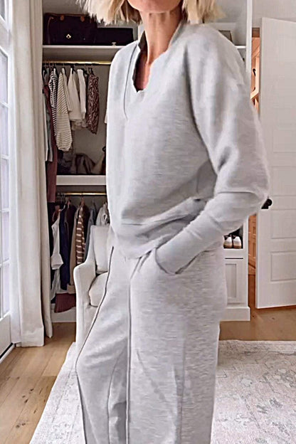 Set med topp och byxor med V-hals i enfärgad färg