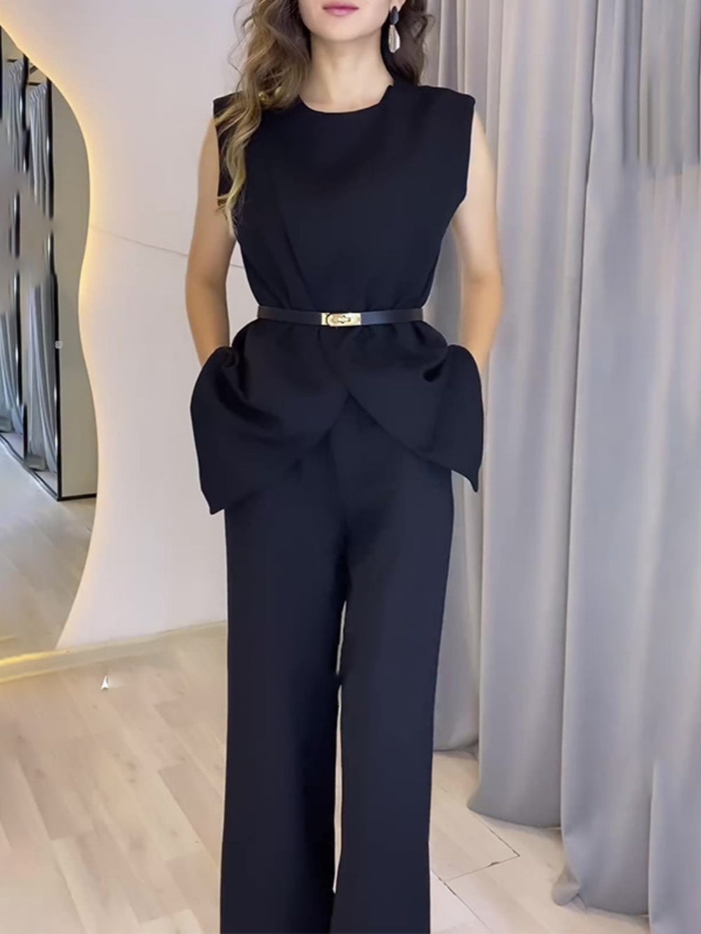 Top fără mâneci cu guler rotund și costumul cu pantaloni largi