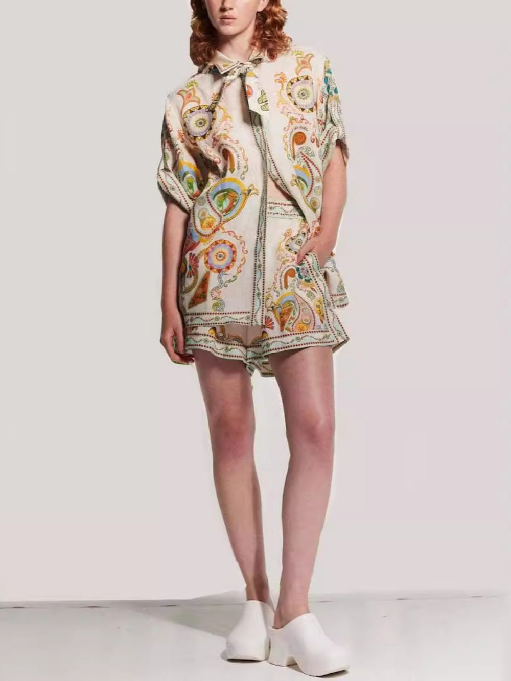 Set med graffiti-mönstrade linne shorts och krage för makaron