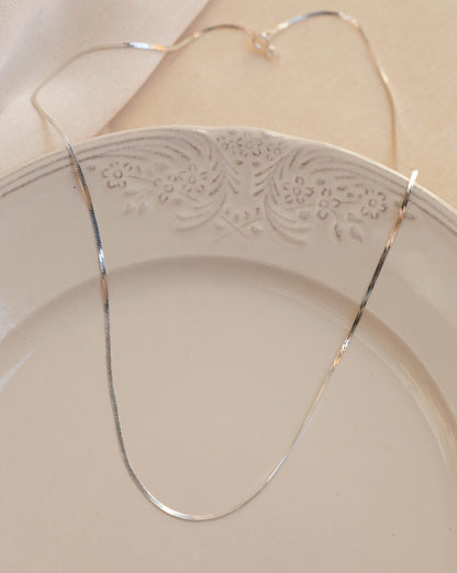 Halsband med FLAT kedja i silver