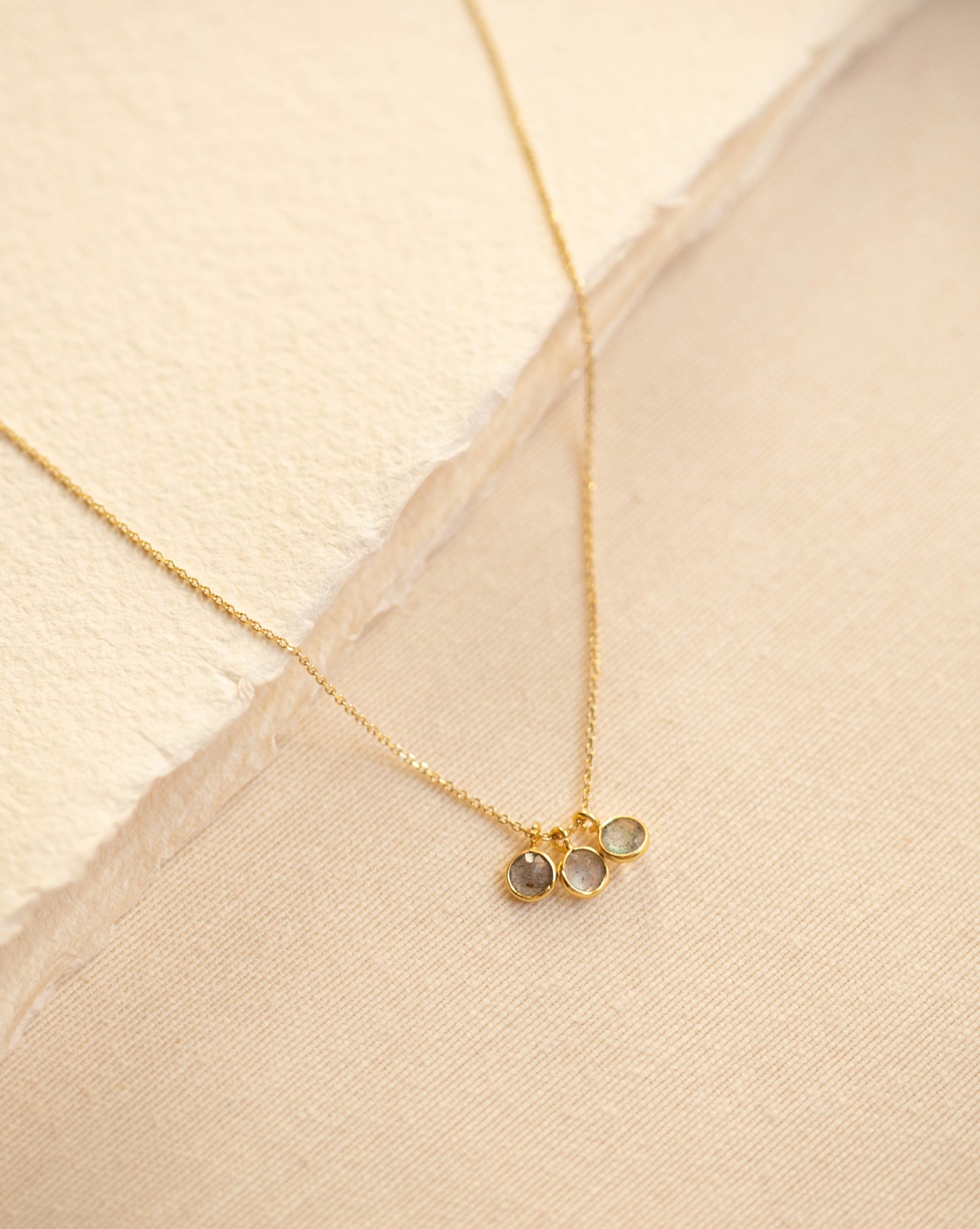 Halsband TROIS med månsten