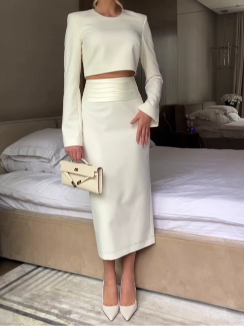 Kostymalb med långärmad blus och kjol