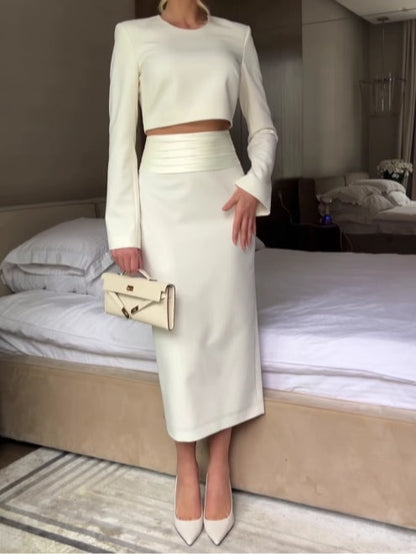 Kostymalb med långärmad blus och kjol