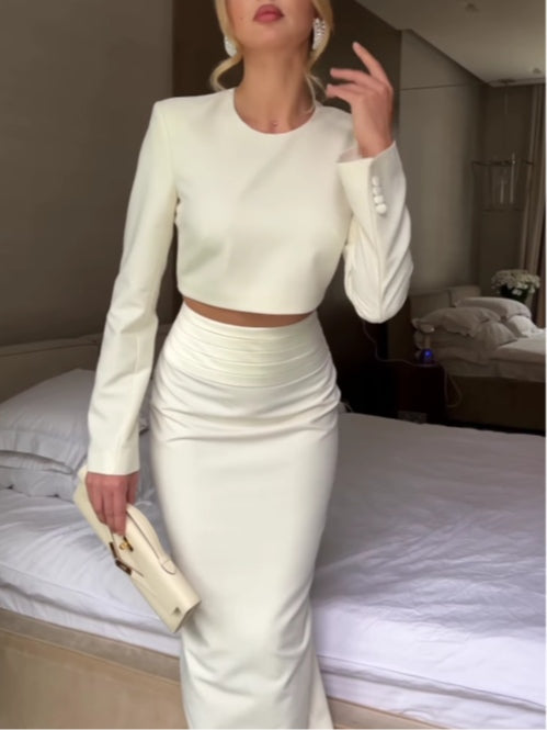 Kostymalb med långärmad blus och kjol