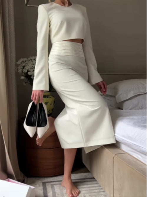 Kostymalb med långärmad blus och kjol