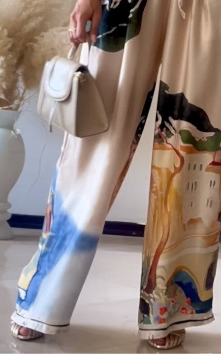 Costum din material imprimat