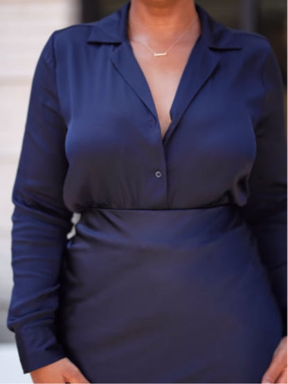 Mörkblå satinblus och lång kjol