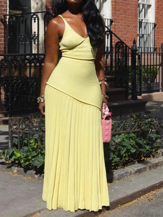 Vesta med V-urringning + plisserad kjol runt höfterna, stickad kostym