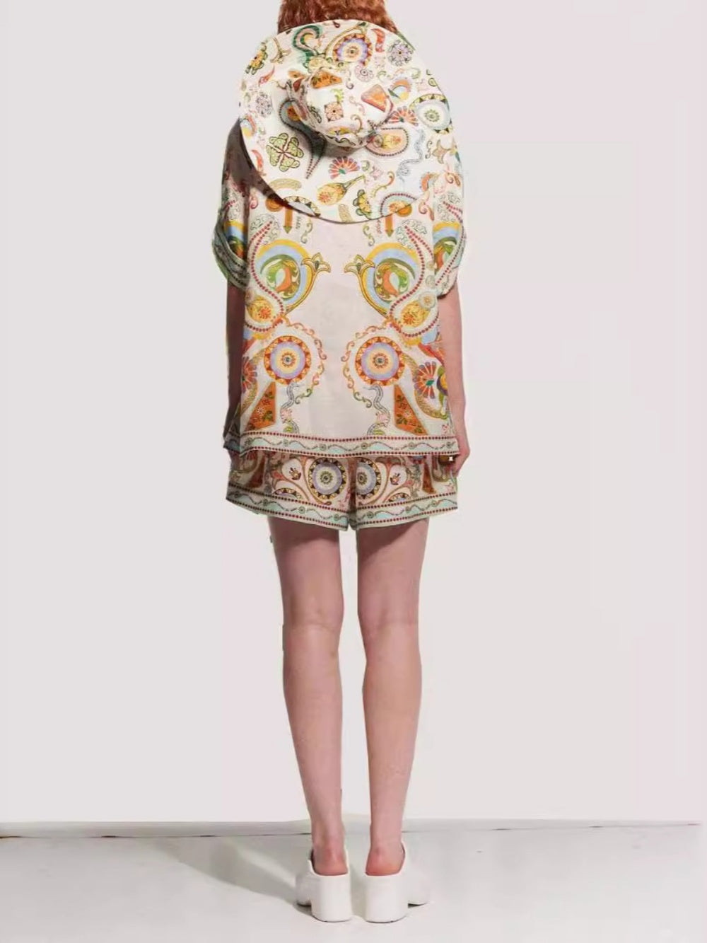 Set med graffiti-mönstrade linne shorts och krage för makaron